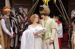 Stolz h&auml;lt das junge K&ouml;nigspaar (Marie-Christine Friedrich und Sebastian Fischer) das Kind in den Armen.