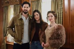 Ein ungew&ouml;hnliches Trio: Elliot Barnes (Chris McNally), Anna Vazquez (Julie Gonzalo) (Mitte), Ruby Baker (Madeleine Arthur) (r.)  +++ Die Verwendung des sendungsbezogenen Materials ist nur mit dem Hinweis und Verlinkung auf RTL+ gestattet. +++