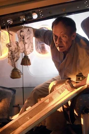 Barry Small bahnt sich seinen Weg durch das brennende Flugzeug