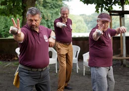 Paul wird von seinen Freunden begr&uuml;&szlig;t, er soll sich eine Wohnung suchen. Oktay (Aykut Kayacik, li.), Fred (Ludger Pistor, Mitte) und Horst (Michael Hanemann)