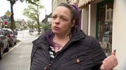 Sara, alleinerziehende Mutter, flieht vor den Behörden wegen einer drohenden Haftstrafe. Ihre Wohnung ist verriegelt und ihre Tochter ist in der Obhut des Jugendamtes. Ein Ausweg scheint ungewiss.