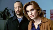 Olivia Benson (Mariska Hargitay) und Odafin Tutuola (Ice-T) ermitteln in zwei zusammenhängenden Mordfällen, bei dem der Täter jeweils den Schriftzug 'Killer' hinterlassen hat. Bei den Ermittlungen stoßen sie auf ein seltsames Rauschgift. Olivia Benson (Mariska Hargitay) und Odafin Tutuola (Ice-T) ermitteln in zwei zusammenhängenden Mordfällen, bei dem der Täter jeweils den Schriftzug 'Killer' hinterlassen hat. Bei den Ermittlungen stoßen sie auf ein seltsames Rauschgift.