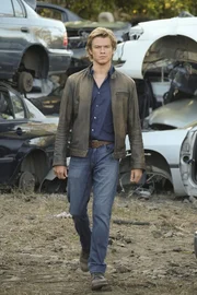 Auf der Suche nach dem Auftragskiller mit dem Codenamen S-218 macht MacGyver (Lucas Till) eine schreckliche Entdeckung. Er ist selbst das Opfer. Wer hat den Killer auf ihn angesetzt? Und kann er ihn finden?
