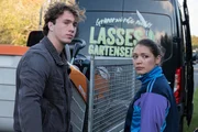 Lasse Möller (Justus Johanssen) und seine Freundin Maria Inonesco (Irina Potapenko) verlassen nach der Zeugenbefragung den Tatort. Was hat das junge Paar zu verbergen?