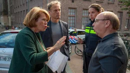 Dorothea (Rita Russek), Herbert (Hans-Joachim Heist, re.) und Johan (Reinout Bussemaker, hinten) streiten im Beisein einer Polizistin (Eva Marie de Waal) &uuml;ber den Verkehrsunfall.