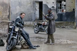 L-R: Johnny Blaze (Nicolas Cage)  und Moreau (Idris Elba)