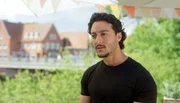 Eliyas (Mehmet Daloğlu m.) denkt, Bella (Alessia Mazzola) sei längst nach Berlin abgereist, und muss überrascht feststellen, dass sie noch in Lüneburg ist und bleiben will! Eliyas (Mehmet Daloğlu m.) denkt, Bella (Alessia Mazzola) sei längst nach Berlin abgereist, und muss überrascht feststellen, dass sie noch in Lüneburg ist und bleiben will!