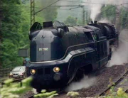Die frisch restaurierte Stromlinienlok 01 1102 transportiert einen Sonderzug über die Geißlinger Steige.