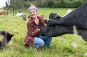 In Wipperfürth führt Rahel Kremershof zusammen mit ihrer Familie einen Biohof mit Rindern, Schafen und Hühnern.