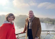 Michael Herzog von Württemberg mit SWR Moderatorin Annette Krause auf dem Dach des Seeschlosses Monrepos in Ludwigsburg. Michael Herzog von Württemberg mit SWR Moderatorin Annette Krause auf dem Dach des Seeschlosses Monrepos in Ludwigsburg.