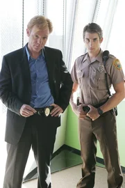 Am Tatort werden Horatio (David Caruso, l.) und seine Leute von dem jungen Polizisten Ryan Wolfe (Jonathan Togo) unterst&uuml;tzt, der durch sein umsichtiges und kluges Handeln Horatios Gefallen findet und daraufhin als Nachfolger f&uuml;r den ermordeten Tim Speedle in die Mannschaft aufgenommen wird.