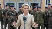 Verteidigungsministerin Ursula von der Leyen in der Robert-Schumann-Kaserne beim Besuch der deutsch-französischen Brigade.
