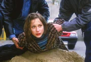 Nina (Marie-Ernestine Worch) wird von Zivilfahndern beim Drogenschmuggel für Ruth und Mareike geschnappt und verhaftet.