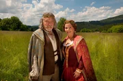 Auch nach vielen gemeinsamen Jahren sind Gro&szlig;vater (Karel Gott) und Gro&szlig;mutter (Kamila Mag&aacute;lov&aacute;) sehr gl&uuml;cklich miteinander.