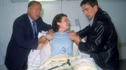 Die Kommissare Kehler (Wolfgang Bathke, li.) und Bonhoff (Wolfgang Krewe) können Eddis Ehefrau Carmen (Julia Heinemann) nur mit Mühe und Not beruhigen. Die Kommissare Kehler (Wolfgang Bathke, li.) und Bonhoff (Wolfgang Krewe) können Eddis Ehefrau Carmen (Julia Heinemann) nur mit Mühe und Not beruhigen.