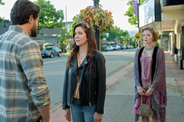 Anna Vazquez (Julie Gonzalo) (Mitte) ist die Einzige, die Geist  Ruby Baker (Madeleine Arthur) (r.) sehen kann.  +++ Die Verwendung des sendungsbezogenen Materials ist nur mit dem Hinweis und Verlinkung auf RTL+ gestattet. +++