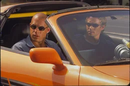 Dom (Vin Diesel) und Brian (Paul Walker) erkunden zusammen das Stra&szlig;enrennen-Milieu.