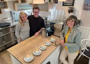 Beim Art Latte-Kurs im Café Bonne in Ludwigsburg: Kirstin und Manuel Sengenberger zeigen SWR Moderatorin Annette Krause, wie man mit Espresso kleine Kunstwerke in den Milchschaum gießt. Beim Art Latte-Kurs im Café Bonne in Ludwigsburg: Kirstin und Manuel Sengenberger zeigen SWR Moderatorin Annette Krause, wie man mit Espresso kleine Kunstwerke in den Milchschaum gießt.