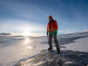Der Vatnaj&ouml;kull beeindruckt nicht nur durch seine Gr&ouml;&szlig;e. Sein dicht zusammengepresstes, mehrere Hundert Jahre altes Eis kann unglaubliche Farben aufweisen. Colin Devey steht auf der Eisfl&auml;che des gr&ouml;&szlig;ten Gletschers Europas