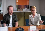 Martinsson (Douglas Johansson) und die Staatsänwältin Katarina Ahlsell (Lena Endre) reden auf Kommissar Wallander ein. Martinsson (Douglas Johansson) und die Staatsänwältin Katarina Ahlsell (Lena Endre) reden auf Kommissar Wallander ein.