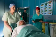Dr. Ina Schulte (Isabell Gerschke) und Dr. Philipp Brentano (Thomas Koch) haben gerade erfahren, dass Sarah Marquardt und Philipps Frau Arzu mit einer Hochschwangeren im Fahrstuhl stecken geblieben sind.