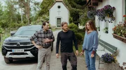 Die Kinder von Franziska (Julia Richter, r.) und Jürgen Lehmann (Ole Eisfeld, l.) werden in den Bergen vermisst. Markus Kofler (Sebastian Ströbel, M.) verspricht, sie zu finden.