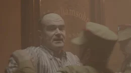 Die nationalsozialistischen Machthaber nannten das Novemberpogrom zynisch "Reichskristallnacht". J&uuml;dische Kaufleute wurden eingesch&uuml;chtert und zusammengeschlagen. Nachgestellte Szene.