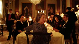 Majest&auml;t K&ouml;nigin Elisabeth II. (Stella Gonet) entscheidet die Sitzordnung bei Tisch.