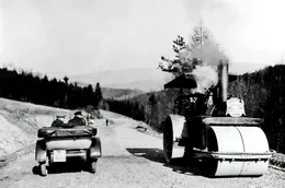 Die Doku zeigt die Anf&auml;nge des N&uuml;rburgrings als Arbeitsbeschaffungsma&szlig;nahme f&uuml;r die strukturschwache Eifel. Von 1925-1927 bewegten 2.500 Arbeiter 152.000 Kubikmeter Erdreich und verbauten 11.000 Kubikmeter Beton.