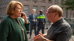 Kaum sind die Eltern da, gibt es &Auml;rger: Dorothea (Rita Russek) ruft ihren Sohn an, weil Herbert (Hans-Joachim Heist, r.) einen Fahrradfahrer (Reinout Bussemaker, hinten) aus dem Sattel geholt hat.