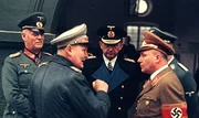 Bei ihm laufen die Fäden zusammen: Hitlers Privatsekretär Martin Bormann (rechts im Bild) entscheidet, wer den Führer sprechen darf und wer nicht. Bei ihm laufen die Fäden zusammen: Hitlers Privatsekretär Martin Bormann (rechts im Bild) entscheidet, wer den Führer sprechen darf und wer nicht.