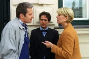 Julia schlichtet einen Streit (v.li.: Herbert Föttinger, Alexander Pschill, Christiane Hörbiger).