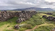 Der Grabenbruch von Thingvellir: Island liegt genau auf der Grenze zwischen der eurasischen und der amerikanischen Kontinentalplatte, die langsam auseinanderdriften.