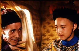 Reginald Johnston (Peter O'Toole, l.); Pu Yi (Tao Wu, r.)