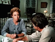 Olivia Walton (Michael Learned, l.) ist entsetzt. Man verdächtigt ihren Mann John (Ralph Waite, r.), bei der Familie Claybourne zwei silberne Becher gestohlen zu haben ... Olivia Walton (Michael Learned, l.) ist entsetzt. Man verdächtigt ihren Mann John (Ralph Waite, r.), bei der Familie Claybourne zwei silberne Becher gestohlen zu haben ...