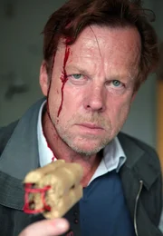 Kommissar Wallander (Krister Henriksson) wurde beinahe Opfer eines Bombenanschlages.