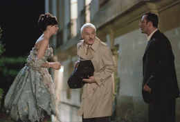 Clouseau (Steve Martin, M.) und Ponton (Jean Reno, r.) wollen mit Nicoles (Emily Mortimer, l.) Hilfe bei einem Ball, zu dem Clouseau nicht eingeladen ist, einen Zweifach-Mord l&ouml;sen und den Verbleib eines Diamantrings kl&auml;ren.