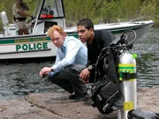 Mit Hilfe von modernster Kriminaltechnik gelingt es Horatio und seinem Team, ein Teil des Schmucks in einem versenkten Auto in einem Fluss aufzusp&uuml;ren.