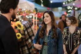 Anna Vazquez (Julie Gonzalo) (Mitte), Ruby Baker (Madeleine Arthur) (r.) besuchen ein Fest.  +++ Die Verwendung des sendungsbezogenen Materials ist nur mit dem Hinweis und Verlinkung auf RTL+ gestattet. +++