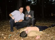Die Kommissare Bonhoff und Kehler (Wolfgang Krewe, Wolfgang Bathke) untersuchen die Leiche und finden ein Handy, das ihnen möglicherweise einen Hinweis auf den Täter gibt.