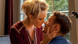 Die gro&szlig;e Liebe: Max (Vladimir Burlakov) und Sophie (Bracha van Doesburgh).