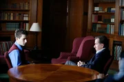 Die Tochter einer angesehenen Richterin wurde ermordet. Dr. Cal Lightman (Tim Roth, re.) befragt Troy Dixon (Adam Crosby), einen ehemaligen Mitsch&uuml;ler.