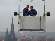 Einsatz hoch über der Stadt: Reporter Willi stellt fest: Wer Fensterputzer sein will, muss schwindelfrei sein, hat dafür aber auch einen traumhaften Ausblick!