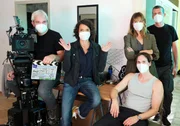 SÜDWESTRUNDFUNK „Der böse König“: Drehstart für Lena-Odenthal-Tatort - Lena Odenthal und Johanna Stern fordert der Mord an einem Kioskbetreiber ein hohes Maß an psychologischer Klarsicht ab. Das Drehbuch zu dem neuesten Einsatz des Ludwigshafener Tatort-Teams des SWR stammt von Martin Eigler, der auch Regie führt. Beim Drehstart für den SWR „Tatort – Der böse König“: Regisseur Martin Eigler (hinten rechts) mit Kameramann Andreas Schäfauer und den Darsteller*innen Ulrike Folkerts, Lisa Bitter und Christopher Schärf (v.l.n.r.).