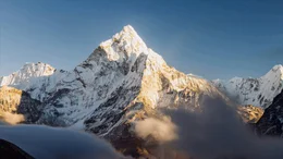 Der Gipfel des Mount Everest ist ein Sehnsuchtsort, aber der gef&auml;hrliche Aufstieg forderte schon mehr als 300 Menschenleben.