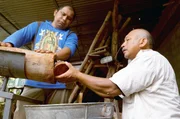 Vidal (re.) und Rogaciano (li.) öffnen den Stock der Melipona-Bienen. Damit sie wie in der Natur leben können, hat Rogaciano Baumstämme ausgehöhlt, die nach der Ernte wieder mit Lehm verschlossen werden.