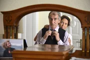 Agnes (Tatja Seibt) hilft Paul (Peter Prager), den sie heiraten möchte, beim Krawatte-Binden.