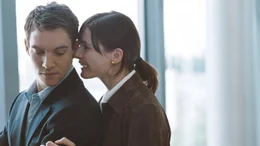 Chris (Jonathan Rhys Meyers) zieht mit Chloe (Emily Mortimer) in eine Traumwohnung.
