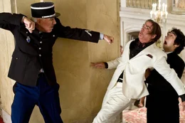 Schon bald wird klar, dass der trottelige  Inspektor Jacques Clouseau (Steve Martin, l.) sogar seine eigenen Kollegen, Vincenzo (Andy Garc&iacute;a, M.) und Kenji (Yuki Matsuzaki, r.), in den Wahnsinn treibt ...