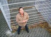 Walter (Katy Karrenbauer) ahnt, dass sie Nina nicht vor dem Gefängnis bewahren kann...